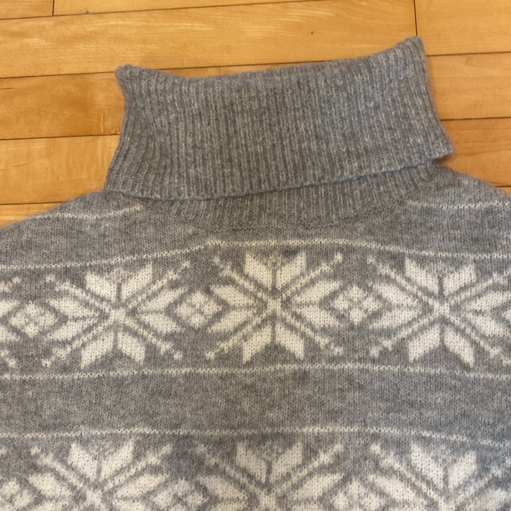 Cupcakes & Cashmere long sleeved turtle neck sweater in  Gray & White SIZE large - Picture 10 of 12